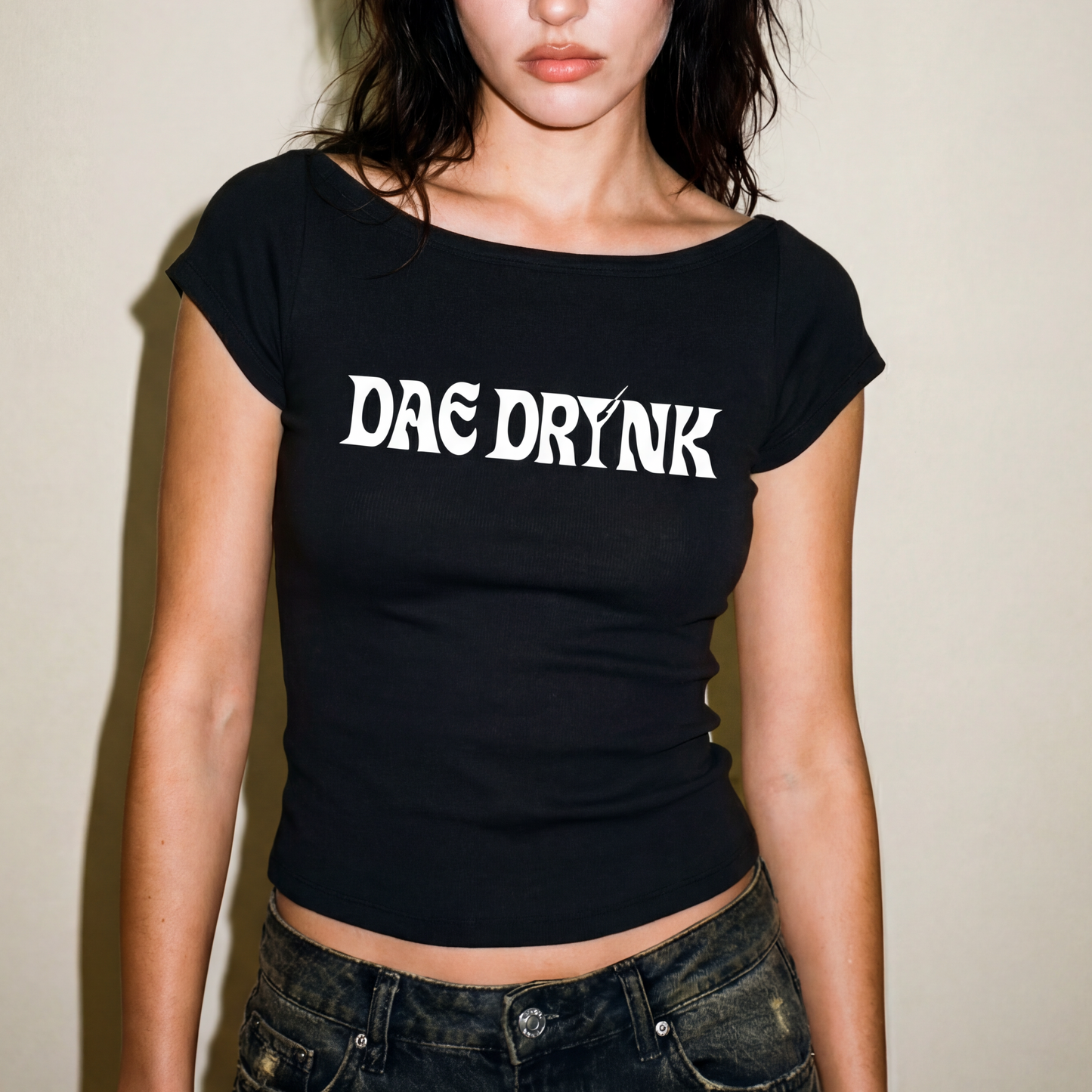 DAEDRINK WIDE NECK BABY TEE